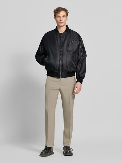 Männermodel trägt Bomberjacke mit Stretch-Anteil von Emporio Armani in Schwarz, Satin-Optik, mit Stehkragen und Taschen, Ganzkörperansicht von vorne.