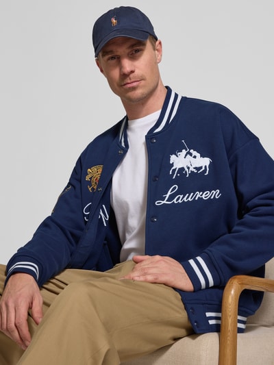Männermodel trägt Regular Fit College-Jacke aus Baumwoll-Mix von Polo Ralph Lauren, Optik: Unifarben, Nahaufnahme Oberkörper.