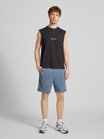 Männermodel trägt Shorts mit elastischem Bund Modell 'JAIDEN CARTER' von Jack & Jones aus Baumwoll-Elasthan-Mix in Blau mit Strukturmuster, Regular-Fit, Ganzkörperansicht von vorne, Bundweite 43 cm, Innenbeinlänge 20 cm.