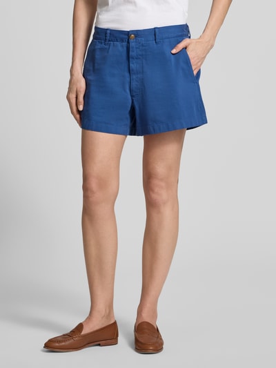 Frauenmodel trägt Loose Fit Bermudas aus reiner Baumwolle von Polo Ralph Lauren in Blau, unifarben, Twill, Eingrifftaschen, Ganzkörperansicht von vorne.