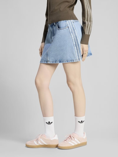 adidas Originals Mini-Rock aus reiner Baumwolle im 5-Pocket-Design Jeansblau 4