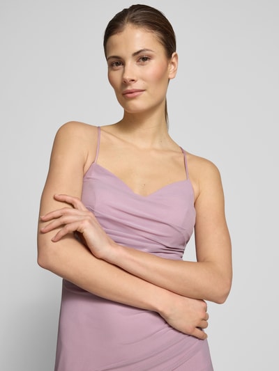 Frauenmodel trägt Slim Fit Abendkleid mit Gehschlitz von Luxuar in zartem Flieder, schmale Spaghetti-Träger, Nahaufnahme Oberkörper.