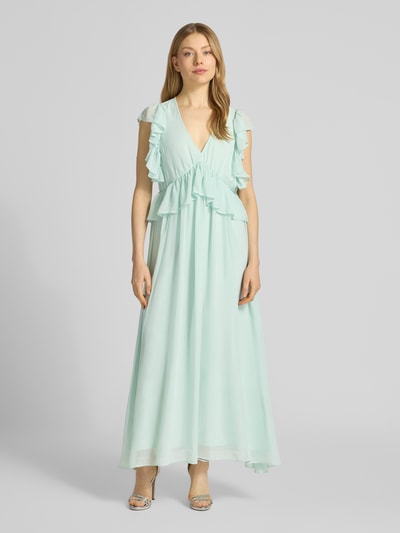 Frauenmodel trägt Cocktailkleid mit Volants Modell 'MUSSI' von YAS in fließendem Stoff, Gerader-Schnitt, Midikleid, V-Ausschnitt, mintgrün, Ganzkörperansicht von vorne.
