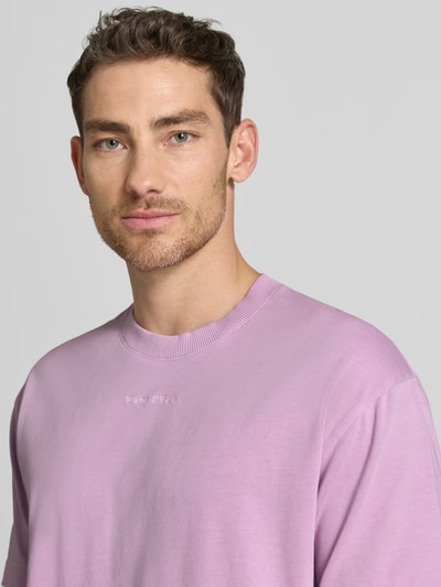 Männermodel trägt Relaxed Fit T-Shirt aus reiner Baumwolle von Marc O'Polo, Optik: Unifarben, Farbe Flieder, Label-Stitching-Applikation, Nahaufnahme Oberkörper