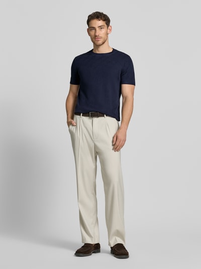 Männermodel trägt Herren T-Shirt mit Viskose-Anteil und Rundhalsausschnitt Modell 'Ravao' von JOOP! Collection, Modern Fit, Dunkelblau, Baumwoll-Mix, sichtbares Label-Detail, Rückenlänge bei Größe M 69 cm, glatte Textur, Ganzkörperansicht von vorne.