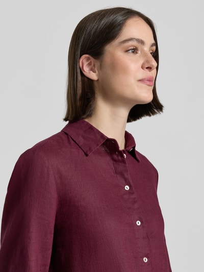 Frauenmodel trägt Relaxed Fit Leinenbluse mit 3/4-Arm von Christian Berg Woman in Bordeaux mit Hemdblusenkragen, Knopfleiste, Nahaufnahme Oberkörper, aus reinem Leinen, Rückenlänge 65 cm, Ärmellänge 48 cm bei Größe 36.