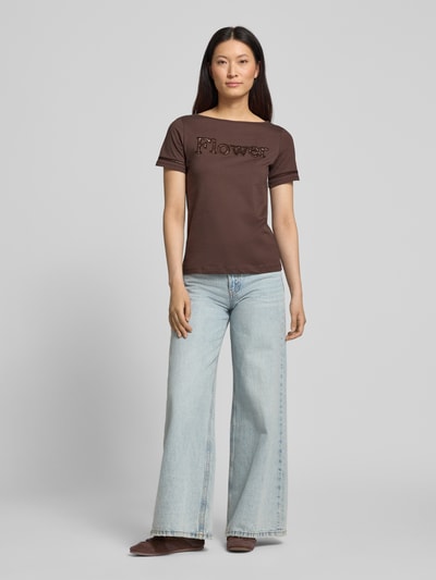 Frauenmodel trägt T-Shirt mit Lochstickerei und Rundhalsausschnitt von Jake*s Casual in Braun, Reine Baumwolle, Regular-Fit, Ganzkörperansicht von vorne. Rückenlänge bei Größe S: 56 cm.