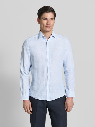 Männermodel trägt Slim Fit Leinenhemd mit Kentkragen von SEIDENSTICKER in Hellblau, reine Leinen, durchgängige Knopfleiste, Langärmelig, Ganzkörperansicht von vorne. Rückenlänge bei Größe 40: 55 cm, Schulterbreite: 42 cm, Ärmellänge: 65 cm.