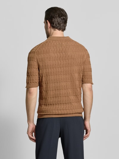 Männermodel trägt Regular Fit Poloshirt mit Strukturmuster von Scotch & Soda in Braun, reine Baumwolle, Polokragen, Rückansicht, Ganzkörperansicht.
