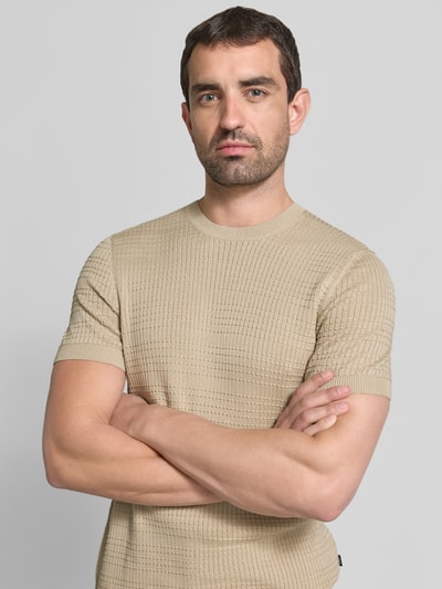 Mężczyzna nosi Strickshirt mit Strukturmuster Model 'Elio' von JOOP! COLLECTION z bawełny, krój slim fit, okrągły dekolt, fakturowany wzór, beżowy, Długość tyłu w rozmiarze M: 67 cm, Nahaufnahme górnej części ciała