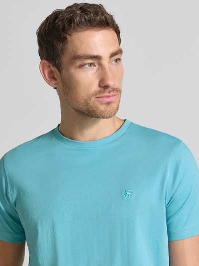 Męski model nosi t-shirt z okrągłym dekoltem i wyhaftowanym logo T-Shirt mit Rundhalsausschnitt und Logo-Stitching von Lerros z bawełny, krój regular fit, długość tyłu w rozmiarze M: 77 cm, niebieski, gładka faktura, zbliżenie na górną część ciała