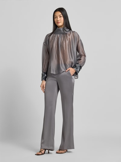 Vrouwenmodel draagt Bluse aus Viskose-Mix mit Rollkragen und Pailletten van Luisa Cerano, grijze tinten, regular fit, col, pailletten, ruglengte maat 36: 53 cm, mouwlengte maat 36: 50 cm, geheellichaamsaanzicht van voren.