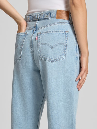 Frauenmodel trägt hellblaue Loose Fit Jeans aus reiner Baumwolle Modell 'LOOSE TAPER H2 26' von Levi's® 300, Ganzkörperansicht Rückansicht. Damen Loose Fit Jeans von Levi's® 300.