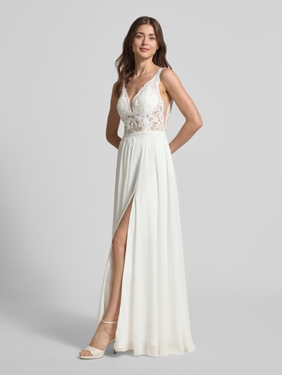 Vrouwenmodel draagt Brautkleid met floralem Stitching van Mascara in wit, getailleerde pasvorm, V-hals, mouwloos design, zichtdichte onderrok, ruglengte maat 36: 127 cm, borstwijdte maat 36: 33 cm, geheel lichaamsaanzicht van voren