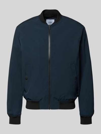 Produktfoto, Regular Fit Bomberjacke mit Stehkragen von MCNEAL in Dunkelblau mit schwarzem Bündchen, Reißverschluss und Eingrifftaschen, elastischer Material-Mix