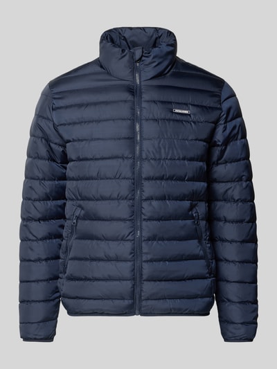 Produktfoto, dunkelblaue Jacke mit Label-Patch Modell 'ELVIS' von JACK & JONES, Stehkragen, Reißverschlusstaschen, glatte Struktur