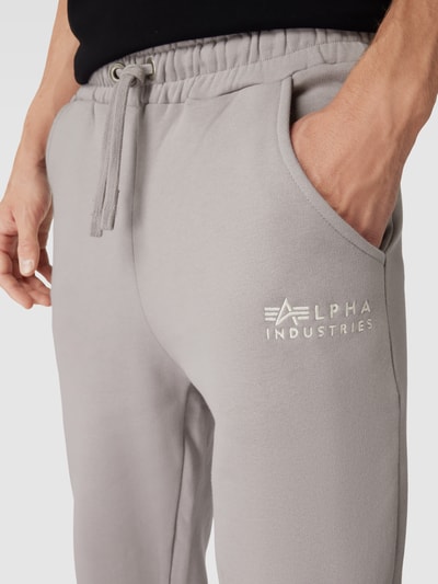 Alpha Industries Sweatpants mit Label-Print Hellgrau 3