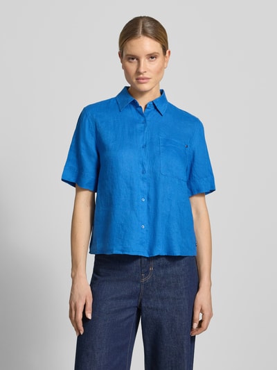 Männermodel trägt Loose Fit Leinenbluse mit Brusttasche von Tommy Hilfiger aus reinem Leinen, unifarben, Hemdblusenkragen, Ganzkörperansicht von vorne