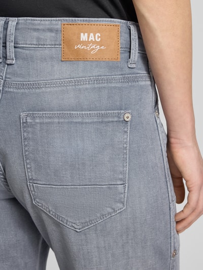 Männermodel trägt Jeans mit 5-Pocket-Design von MAC, grauer Baumwoll-Mix mit Stretch-Anteil, Detailaufnahme Rückansicht.