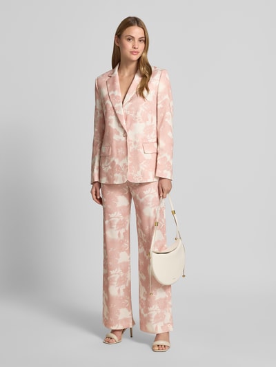Frauenmodel trägt Blazer mit Pattentaschen und Reverskragen von Jake*s Collection in Rosa mit floralem Muster, Gerader-Schnitt, Knopfverschluss, Kombi mit passender Hose, feine glatte Textur, Ganzkörperansicht von vorne. Rückenlänge bei Größe 36: 67 cm, Brustweite 50 cm, Ärmellänge 62 cm.