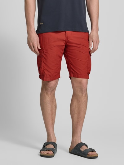 Mannenmodel draagt Bermudas met Cargozakken van camel active in rood, puur katoen, regular fit, steekzakken, labeldetail. Ganzkörperansicht von voren.