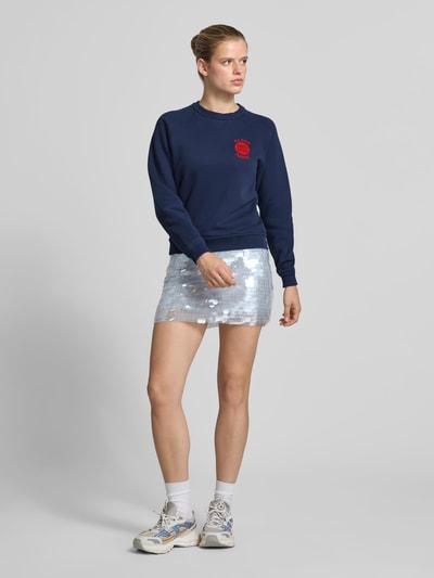 Vrouwenmodel draagt Regular Fit Pullover met Logo-Stitching van Kenzo in donkerblauw, puur katoen, ronde hals, elastische boordjes, ruglengte maat S 55 cm. Volledig lichaam aan de voorkant.