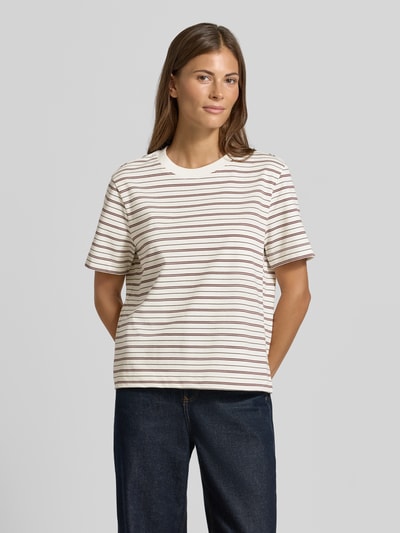 Frauenmodel trägt Boxy Fit T-Shirt aus reiner Baumwolle Modell 'ESSENTIAL' von Selected, cremeweiß mit feinen Streifen, Damen T-Shirt, Ganzkörperansicht von vorne.