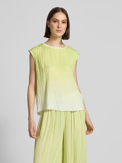 Frauenmodel trägt Bluse mit Strukturmuster und Rundhalsausschnitt von Marc Cain in sanftem Grün, Gerader-Schnitt, Label-Detail, Ganzkörperansicht von vorne. Rückenlänge bei Größe 36: 56 cm.
