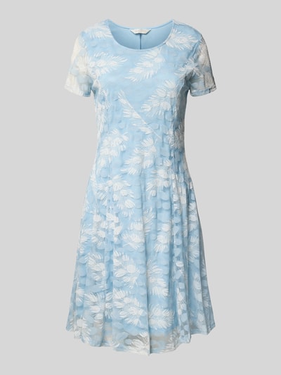 Produktfoto, Knielanges Kleid mit Rundhalsausschnitt von Apricot, mieszanka materiałów z dodatkiem streczu, taliowany krój, długość do kolan, okrągły dekolt, nieprzezroczysta halka pod sukienkę, długość tyłu w rozmiarze S: 94 cm, szerokość w rozmiarze S: 46 cm, długość rękawów w rozmiarze S: 19 cm, jasnoniebieski kolor, białe liściaste wzory, lekka tekstura