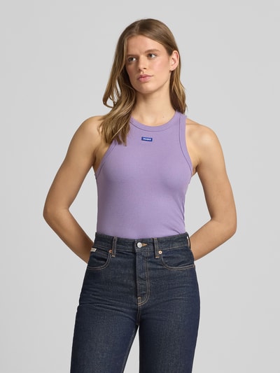 Frauenmodel trägt Slim Fit Tank Top aus Baumwoll-Mix Modell 'Easy Tank' von HUGO Blue, unifarben lila, Feinripp, Label-Detail, Ganzkörperansicht von vorne.