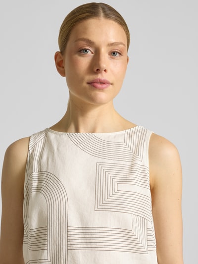 Frauenmodel trägt Blusentop aus Leinen-Lyocell-Mix mit seitlicher Raffung von Comma, Regular-Fit, creme mit braunem Allover-Look, Nahaufnahme Oberkörper. Rückenlänge bei Größe 36: 60 cm.