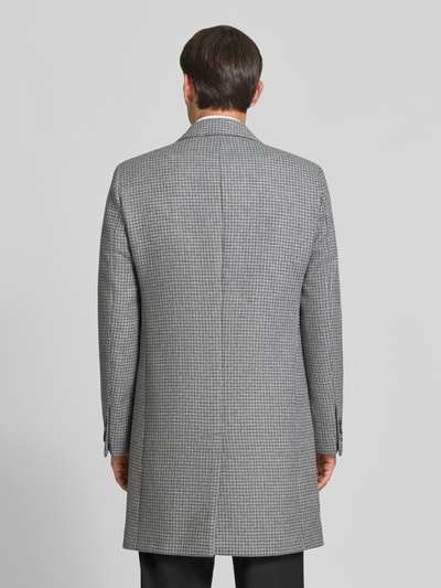 Männermodel trägt Regular Fit Wollmantel mit Allover-Muster Modell 'H-Hyde-Bib-E-264' von BOSS, Grau mit Hahnentritt, Ganzkörperansicht Rückansicht.