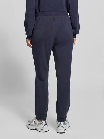 Frauenmodel trägt Sweatpants mit elastischem Bund und Logo von LIU JO SPORT, Modal-Mix mit Stretch-Anteil, Regular-Fit, Logo, Ganzkörperansicht Rückansicht.