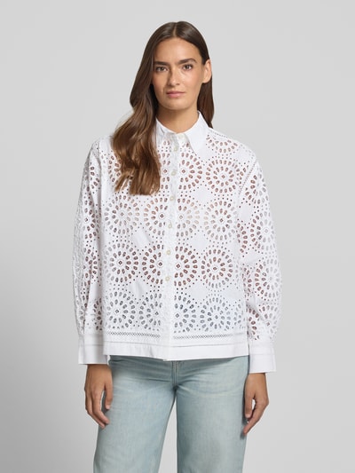Frauenmodel trägt Regular Fit Bluse mit Lochstickerei Modell 'SANGALLO' von Stefanel aus Reine Baumwolle, Hemdblusenkragen, Weiß, Ganzkörperansicht von vorne.