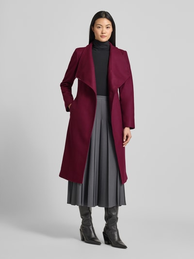 Frauenmodel trägt Mantel mit Stehkragen Modell 'ROSE' von Ted Baker aus Woll-Mix mit Kaschmir-Anteil, Regular-Fit, Knopfverschluss, Taillengürtel, Eingrifftaschen, dunkelrot, glatte Struktur, Ganzkörperansicht von vorne.