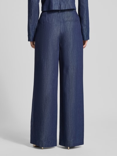 Frauenmodel trägt Wide Fit Jeans mit Lyocell-Anteil von Christian Berg Woman Selection, dunkelblauer Baumwoll-Mix, Bundfalten, Gesäßtasche, Ganzkörperansicht Rückansicht.