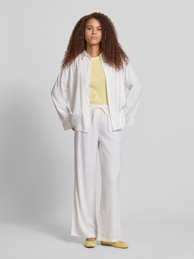 Frauenmodel trägt Wide Leg Leinenhose mit elastischem Bund Modell 'GOA' von Only, Optik: Unifarben, Passform: Wide Leg, Tunnelzug, Bundabschluss: elastisch, seitliche Eingrifftaschen, Material: Viskose-Leinen-Mix, Ganzkörperansicht von vorne.