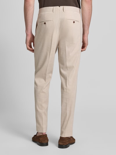 Männermodel trägt Regular Fit Anzughose mit Leinen-Anteil Modell 'STYLE.MAINE' von SELECTED HOMME, Hahnentritt-Muster, Ganzkörperansicht Rückansicht.