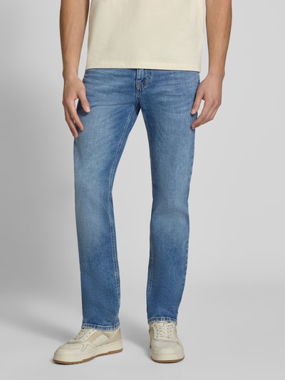 Mężczyzna nosi niebieskie jeansy Straight Fit Jeans aus Baumwoll-Mix Modell 'ARNE' von MAC, tekstura gładka, Ganzkörperansicht von vorne, Herren Straight Fit Jeans von MAC.