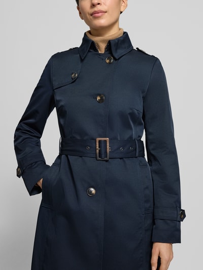 Kobiece modelka nosi Mantel mit Stoffgürtel od Jake*s Casual, granatowy, materiał z dodatkiem bawełny, pasek, kieszenie, krój slim fit, widok z przodu, zbliżenie na górną część ciała.