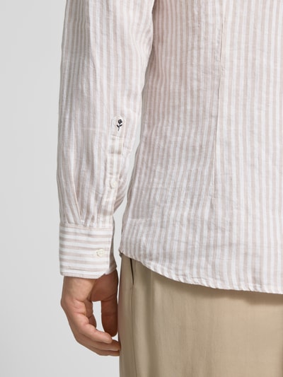 Mannenmodel draagt Slim Fit Business-Hemd met kentkraag van SEIDENSTICKER, zuiver linnen, all-over look, detailopname onderarm.
