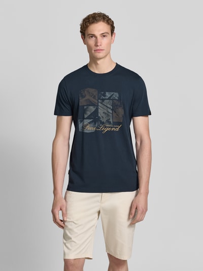 Männermodel trägt PME Legend T-Shirt mit Label-Print und Rundhalsausschnitt aus Reine Baumwolle, Regular-Fit, dunkel, Ganzkörperansicht von vorne