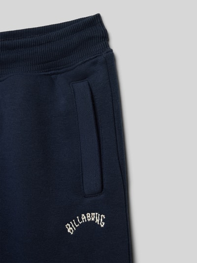 Billabong Spodnie dresowe z wyhaftowanym logo model ‘ARCH’ Granatowy 2