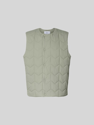 Produktfoto, Regular Fit Weste in Stepp-Optik von MAISON KITSUNÉ in Hellgrün, rautenförmige Stepp-Nähte, Rundhalsausschnitt, durchgängige Knopfleiste, Eingrifftaschen, Rückenlänge bei Größe M 68 cm, glatte leichte Textur