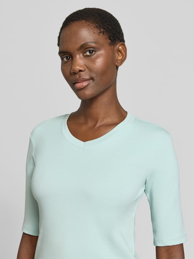 Frauenmodel trägt T-Shirt mit Rundhalsausschnitt von Christian Berg Woman in Mint, Baumwoll-Elasthan-Mix, Slim-Fit, 1/2-Arm, Nahaufnahme Oberkörper.