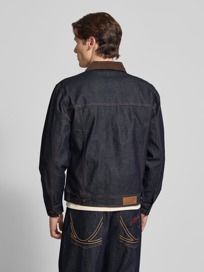Männermodel trägt Jeansjacke mit Brusttaschen Modell 'BILLY' von Redefined Rebel in dunklem Blau, Reine Baumwolle, Regular-Fit, Ganzkörperansicht Rückansicht. Kontext: Rückenlänge bei Größe M 64 cm, Schulterbreite 48 cm, Brustweite 55 cm, Ärmellänge 63 cm.
