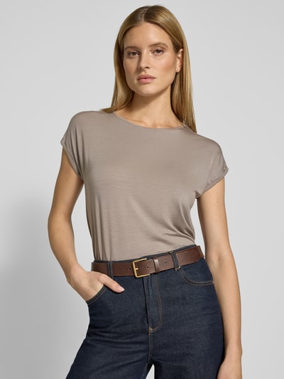 Modelka nosi Regular Fit T-Shirt aus Lyocell-Mix Modell 'AVA' od Vero Moda, gładki jersey, krótki rękaw, okrągły dekolt, ujęcie: z przodu, zbliżenie na górną część ciała