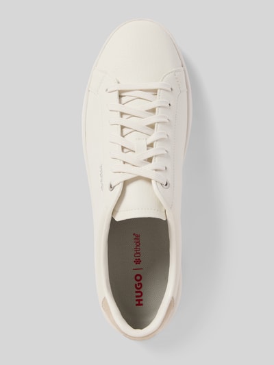 Produktfoto, Low Top Sneaker in Lederoptik Modell 'LYDE' von HUGO, okrągły czubek, płaska podeszwa, sztuczna skóra, strukturalna faktura, detale z etykietą, otwory wentylacyjne, sznurowanie, jasny kolor, kontekst: męskie sneakersy