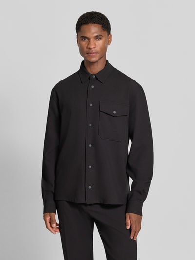 Mannelijk model draagt Regular Fit Hemdjacke met viscose, Model 'SANTIAGO' van Antony Morato, Kentkraag, Drukknoopsluiting, borstzak met drukknoop, manchetten met drukknoop, Materiaalmix, ruglengte maat 50: 65 cm, Ganzkörperansicht van voren.
