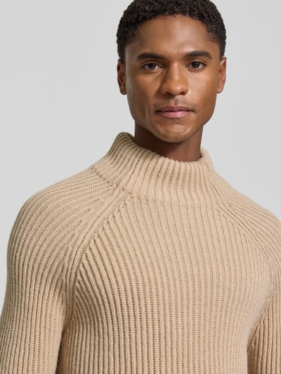 Männermodel trägt Regular Fit Strickpullover mit elastischen Abschlüssen von DRYKORN, Rollkragen, Woll-Mix, beige, Nahaufnahme Oberkörper